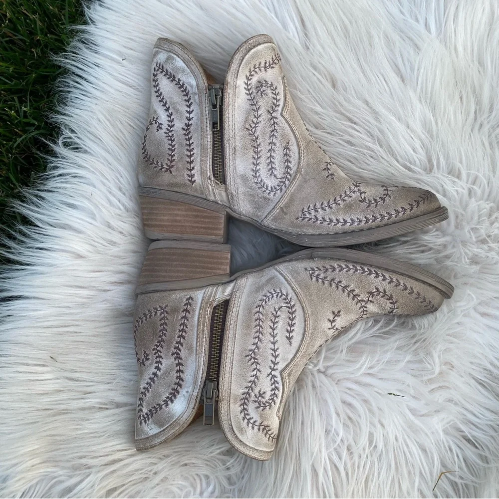 Sterling River Taupe Embroidered Ankle Booties 7 EUC